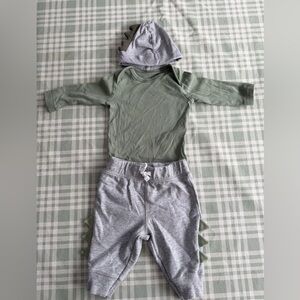 Carter's green and grey Baby Outfit with onesie,pants and hat size 3 months